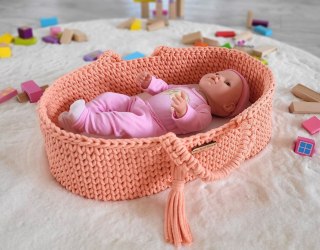 Kosz Mojżesza BOHO dla lalek – bawełniane nosidełko handmade do zabawy - brzoskwinia