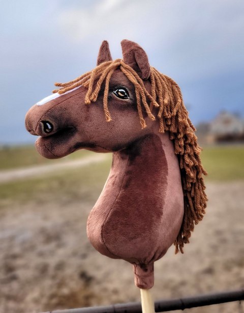 Hobby Horse Duży koń na kiju Premium - ciemny kasztan A3 Hobby Horse Duży koń na kiju Premium - ciemny kasztan A3