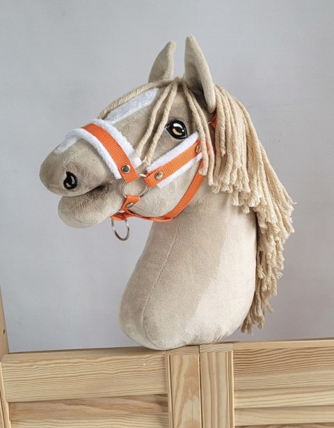 Kantar regulowany dla konia Hobby Horse A3 pomarańczowy z białym futerkiem Kantar regulowany dla konia Hobby Horse A3 pomarańczowy z białym futerkiem