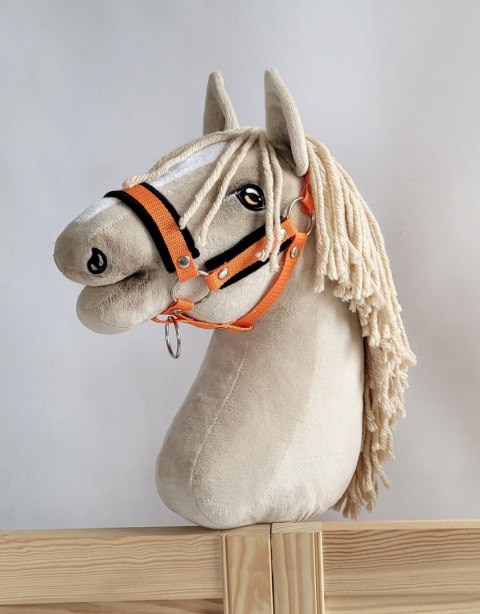 Kantar regulowany dla konia Hobby Horse A3 pomarańczowy z czarnym futerkiem Kantar regulowany dla konia Hobby Horse A3 pomarańczowy z czarnym futerkiem