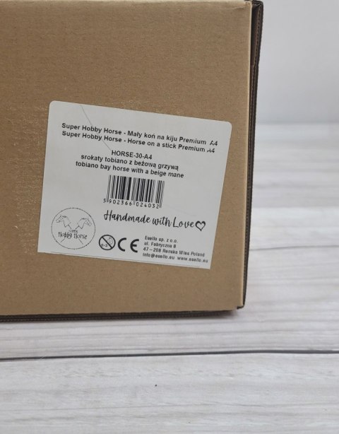 Premium Hobby Horse – Mały koń na kiju A4, srokaty tobiano z beżową grzywą