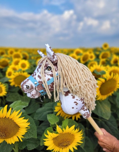 Premium Hobby Horse – Mały koń na kiju A4, tarantowaty biało-brązowy z beżową grzywą