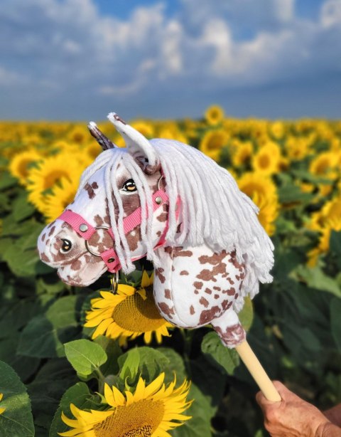 Premium Hobby Horse – Mały koń na kiju A4, biało-brązowy tarantowaty z białą grzywą Premium Hobby Horse – Mały koń na kiju A4, biało-brązowy tarantowaty z białą grzywą