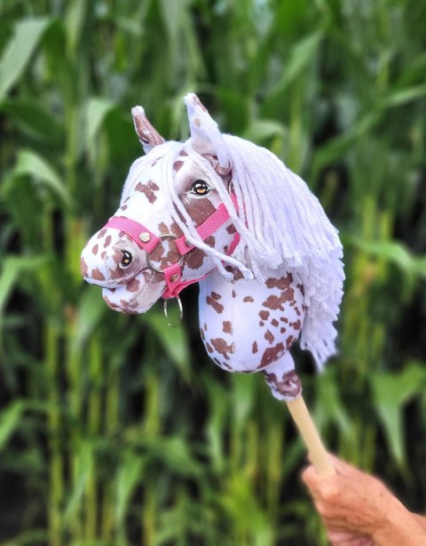 Premium Hobby Horse – Mały koń na kiju A4, biało-brązowy tarantowaty z białą grzywą Premium Hobby Horse – Mały koń na kiju A4, biało-brązowy tarantowaty z białą grzywą