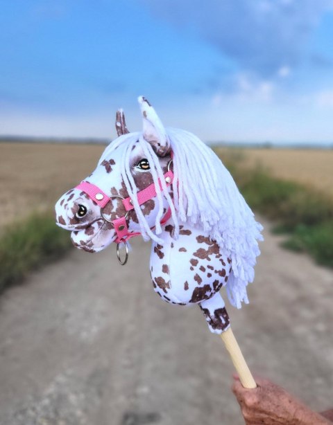 Premium Hobby Horse – Mały koń na kiju A4, biało-brązowy tarantowaty z białą grzywą Premium Hobby Horse – Mały koń na kiju A4, biało-brązowy tarantowaty z białą grzywą