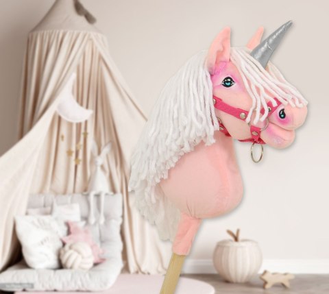 Hobby Horse Jednorożec na kiju mały różowy z białą grzywą i srebrnym rogiem Hobby Horse Jednorożec na kiju mały różowy z białą grzywą i srebrnym rogiem