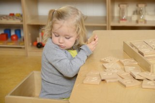Zabawka Sensoryczna Rozpoznaj Dotykiem Literki Cyfry Kształty Masterkidz Montessori