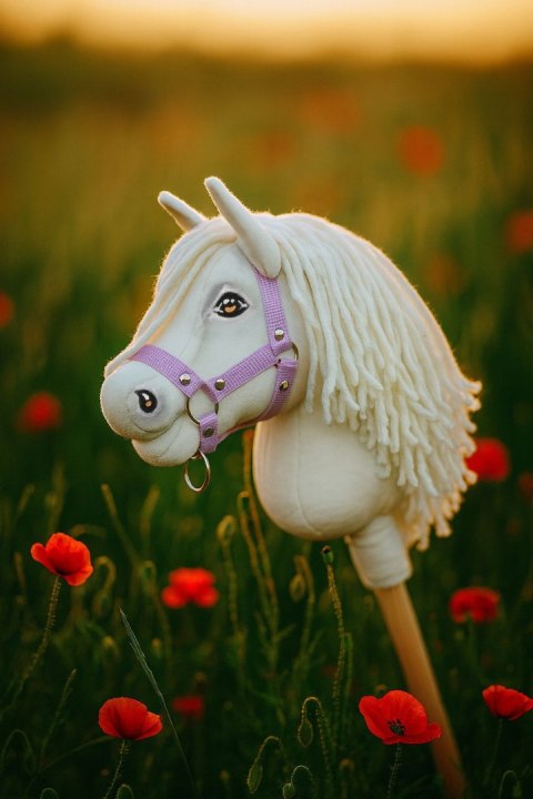 Hobby Horse – Biały Koń na Kiju z Grzywą A5 Ręcznie Szyty Premium