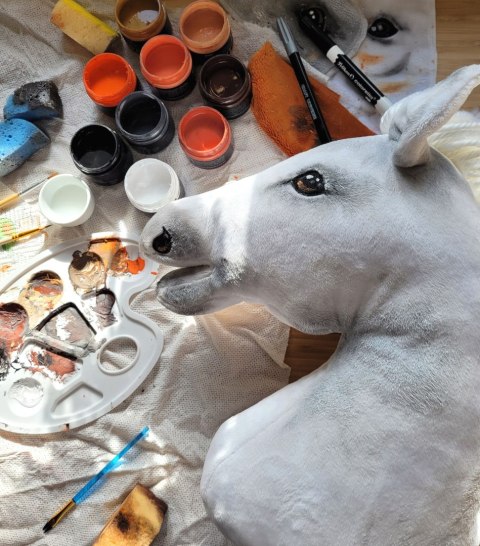 Hobby Horse – Biały Koń na Kiju z Grzywą A5 Ręcznie Szyty Premium